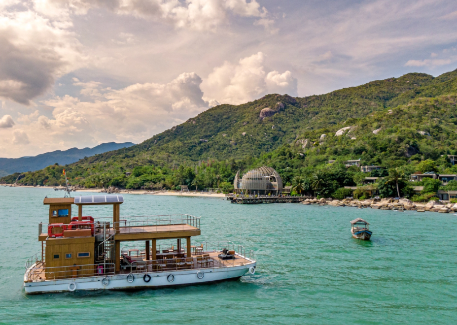 Du thuyền trên vịnh Ninh Vân