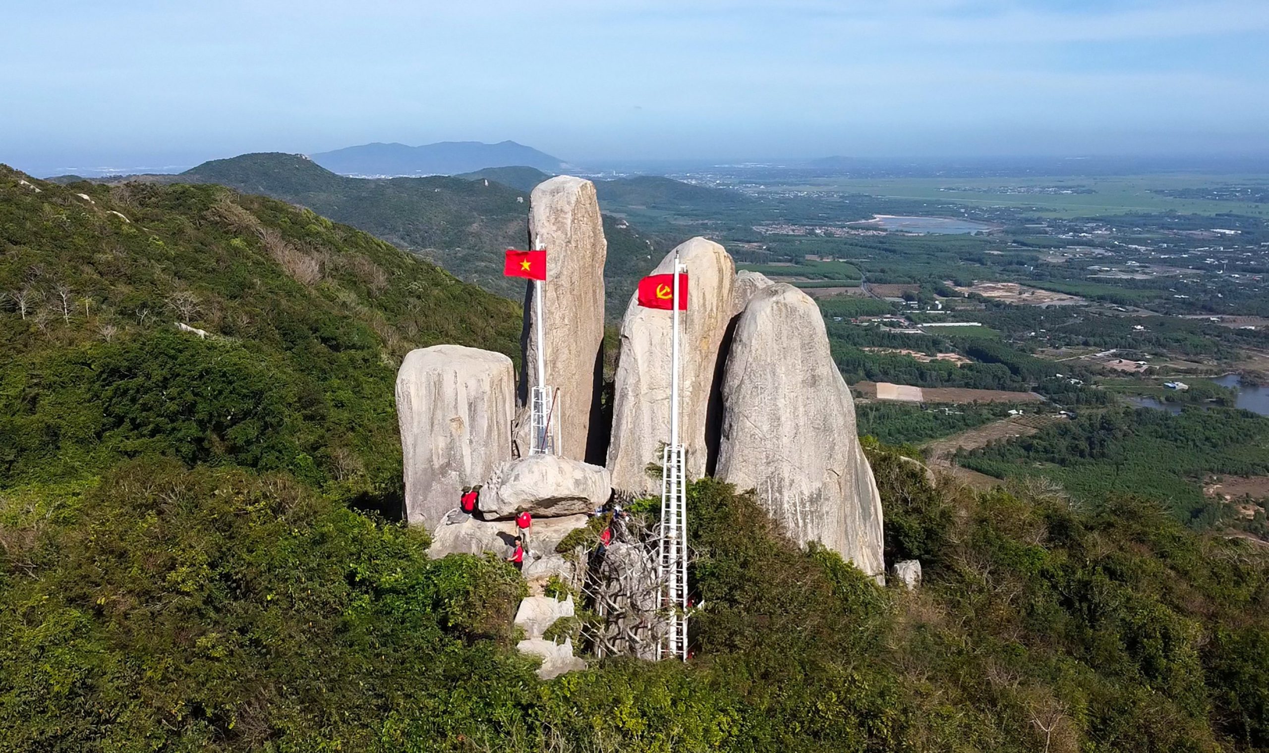 nơi đây có nhiều tour leo núi tận hưởng không khí trong lành có mặt tại hồ tràm vũng tàu