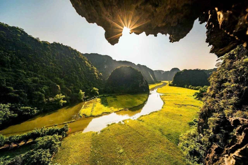 Toàn cảnh Hang Múa nhìn từ trên cao – tour nhẹ nhàng Ninh Bình cho người mới
